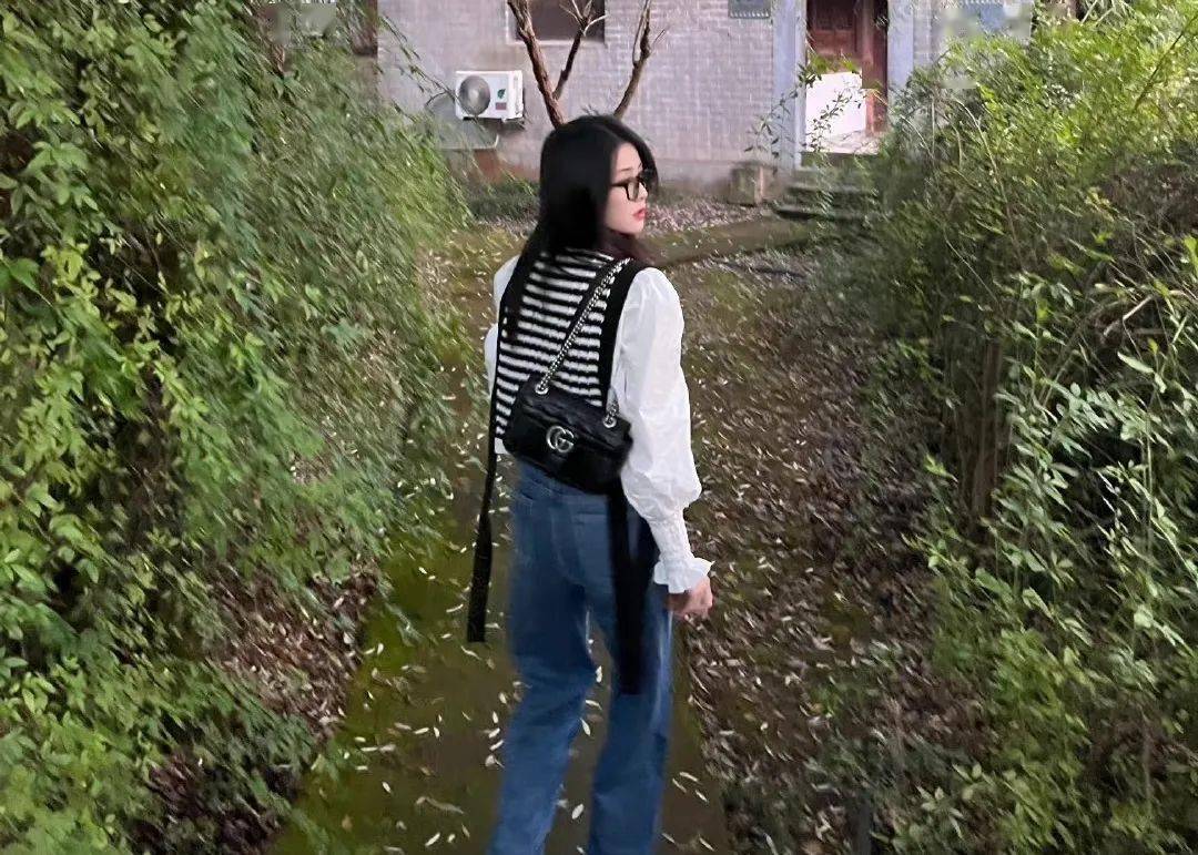 黑色 周雨彤白鹿的针织马甲也太上头了吧!赶紧学起来