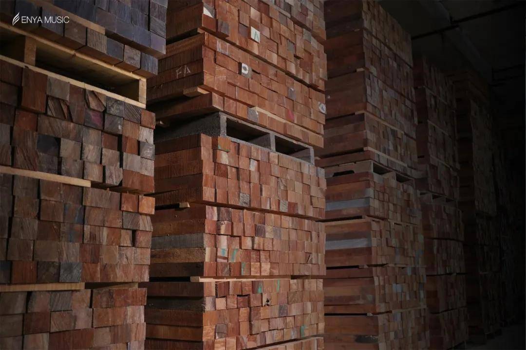 为什么恩雅t10吉他要选择风干十年以上的木材