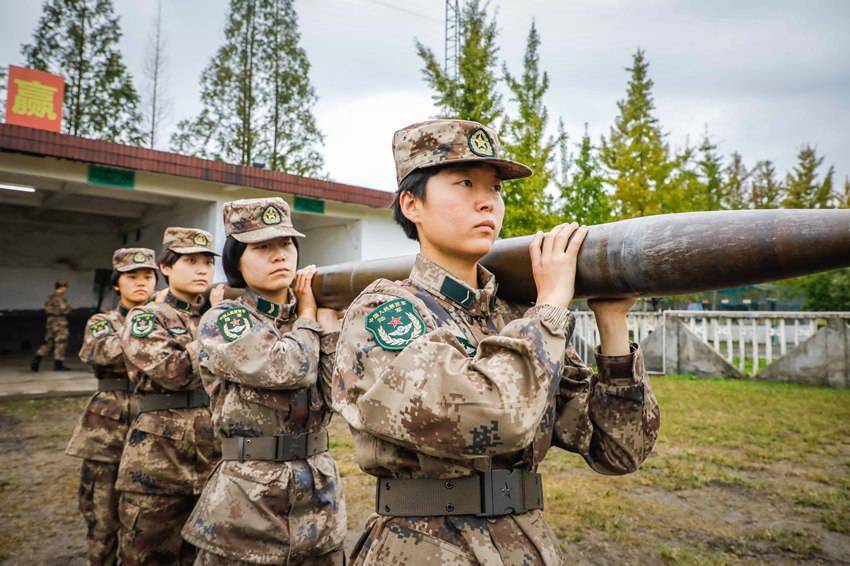 陆军退伍女兵图片图片