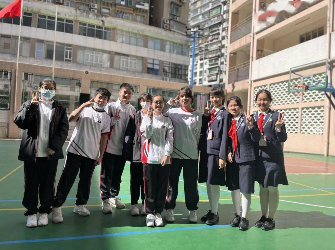 与镜平中学同学结对子,互赠礼物汇演展风采,凝聚促同心当天下午,在