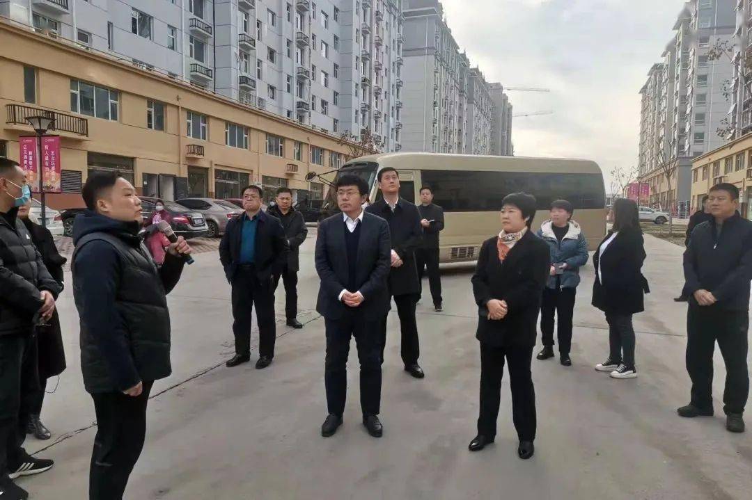 座谈会前,王立伟一行还到清泉小区,峰峰博物馆等地进行实地观摩.
