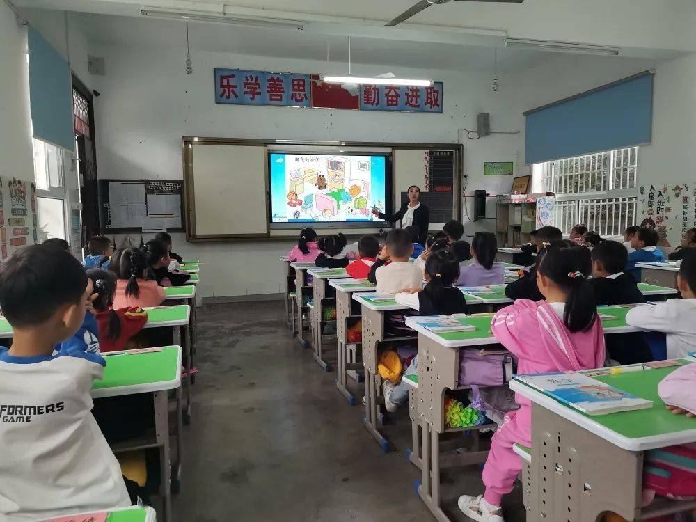 长阳土家族自治县龙舟坪镇花坪小学生本教育花正艳七彩课堂香更浓
