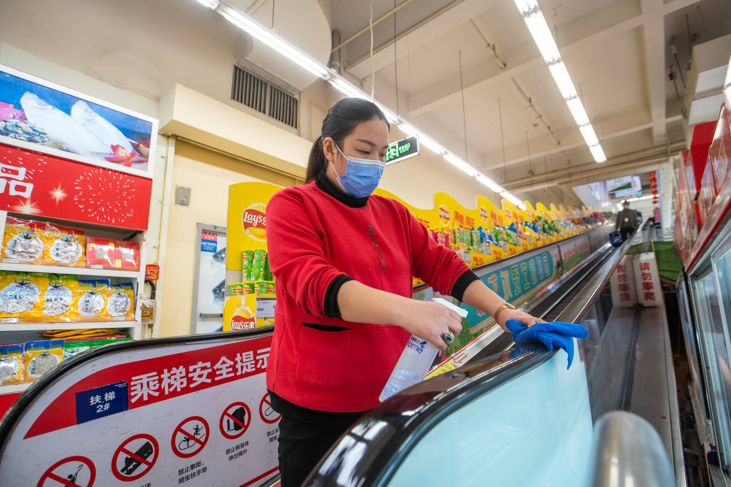 宁波海曙商场超市加强防疫措施