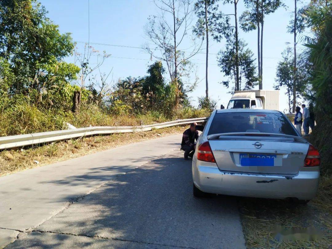 马江至北陀绕山公路发生一起交通事故,小车大灯保险杠水箱都撞烂.