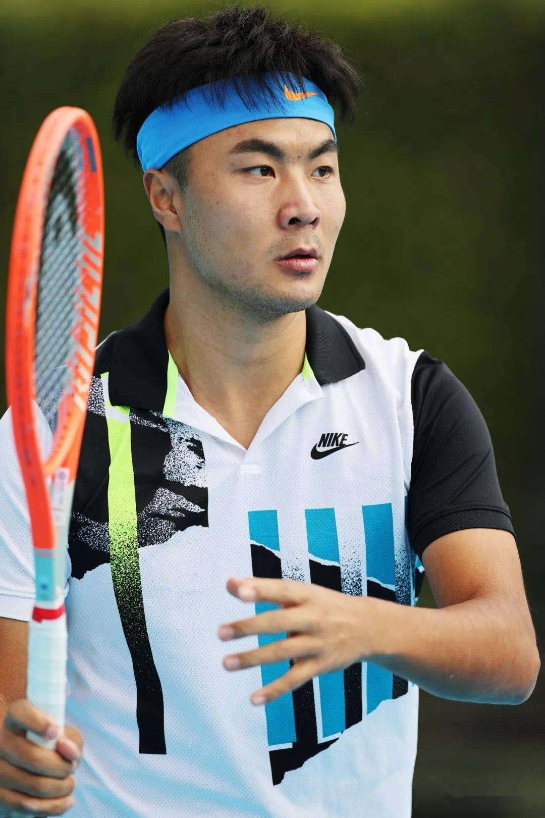 第二天的战况吧吴昊一日双胜,单打战胜老将柏衍,双打搭档王傲然获胜