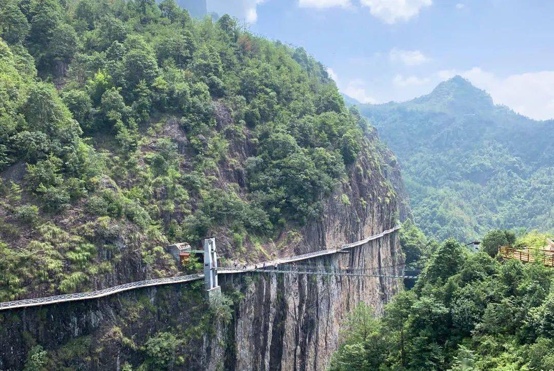 除了驚奇的自然風光,還有空中漫步玻璃橋,玻璃觀景平臺,棧道3d立體畫