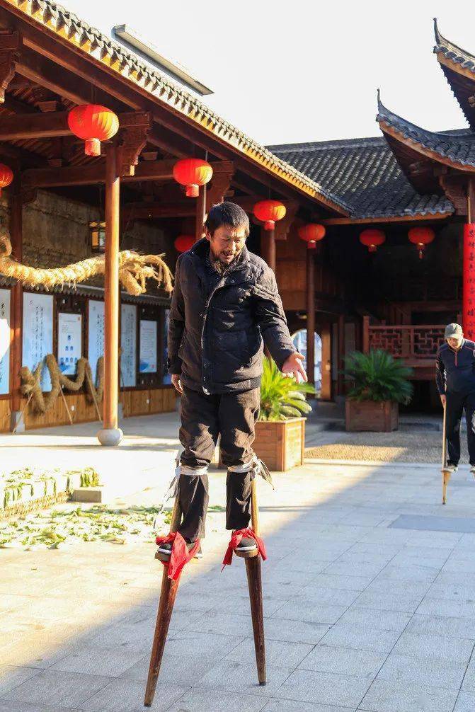 许多地方都有竹马舞和高跷舞,但将高跷竹马连在一起的只有霞山村.