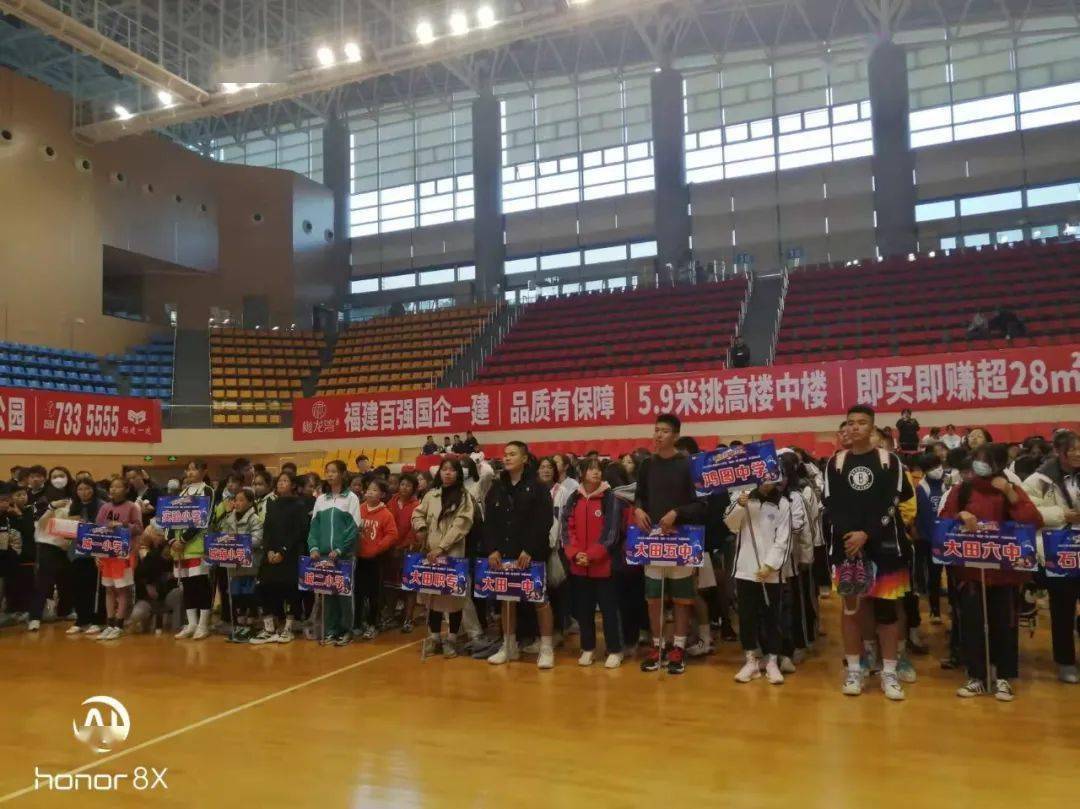 在开幕式,闭幕式上,县教育局党组书记涂建志致辞,副局长乐成春主持