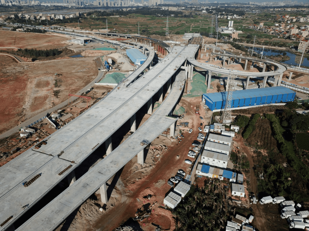 该工程起于翔安南路,终于机场快速路,全长6.