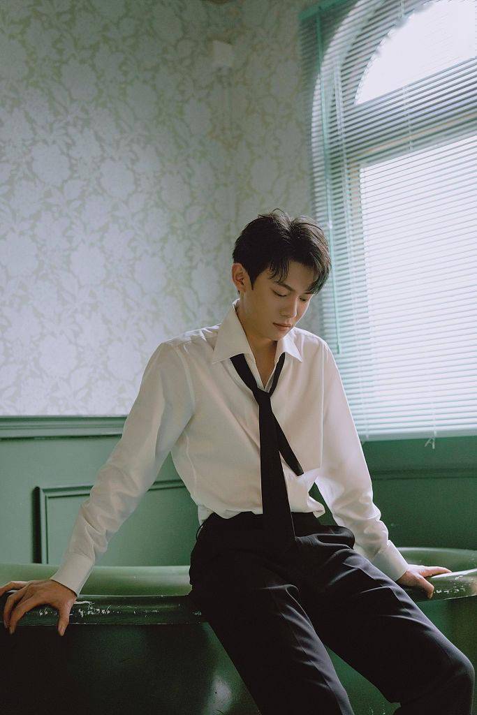 李逸男复古胶片写真电影感十足着白衬衫秀优越身型眉眼清澈