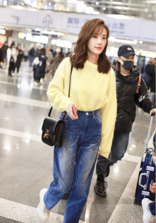 30岁的李一桐穿得跟高中生似的,黄毛衣配牛仔裤,少