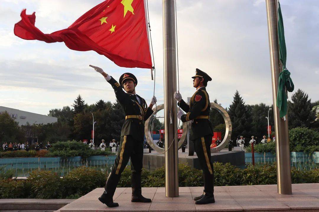 当青春遇上迷彩绿①丨大学生国旗护卫队