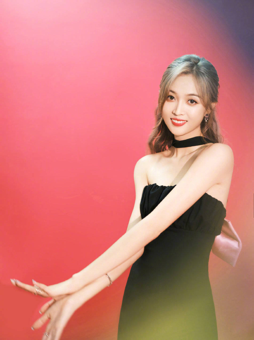 吴宣仪抹胸蝴蝶结短裙#又美又帅靓丽歌星72职场精英