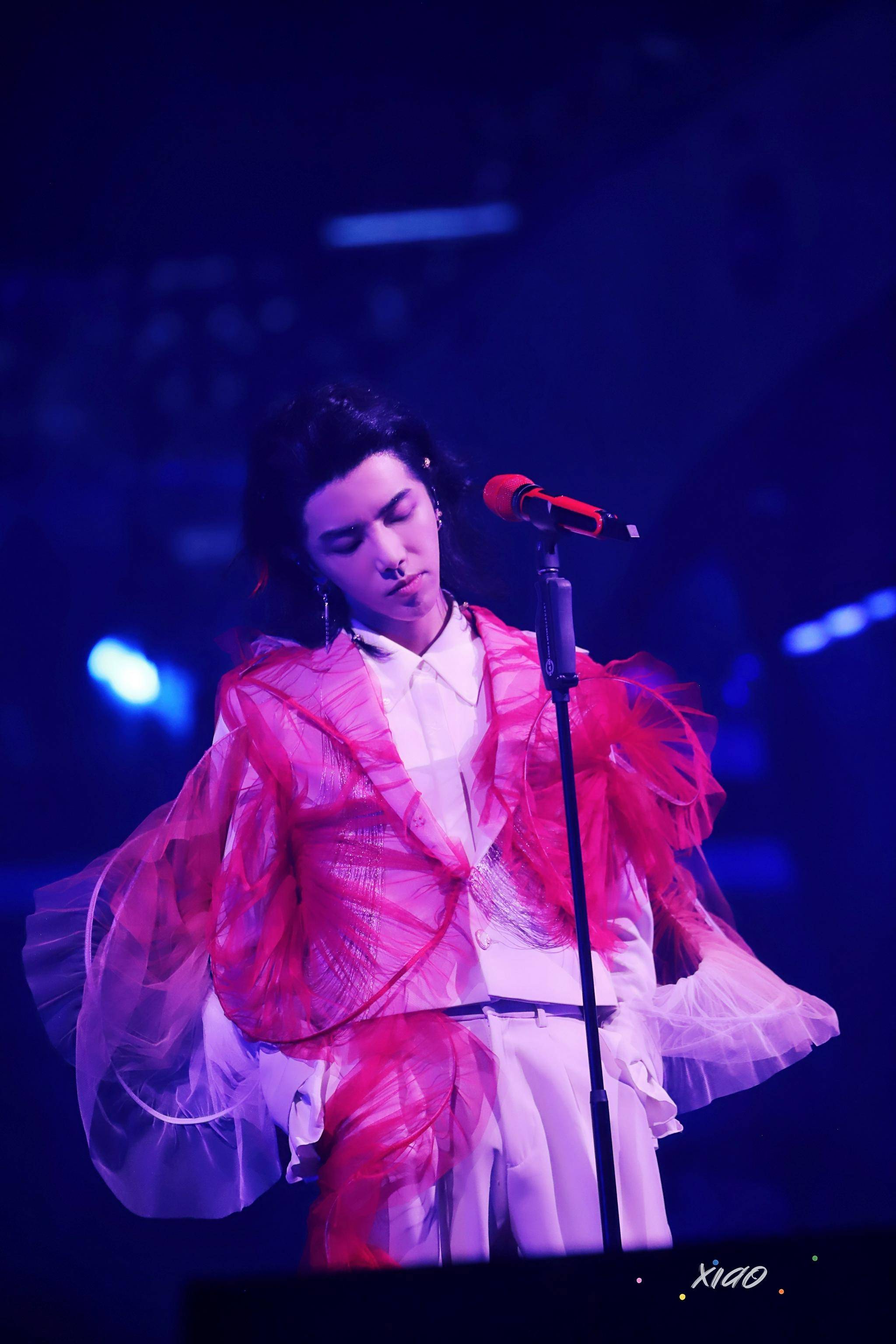 华晨宇火星演唱会锦鲤西装look 轻盈的像一尾绝美的鱼……_yu_look