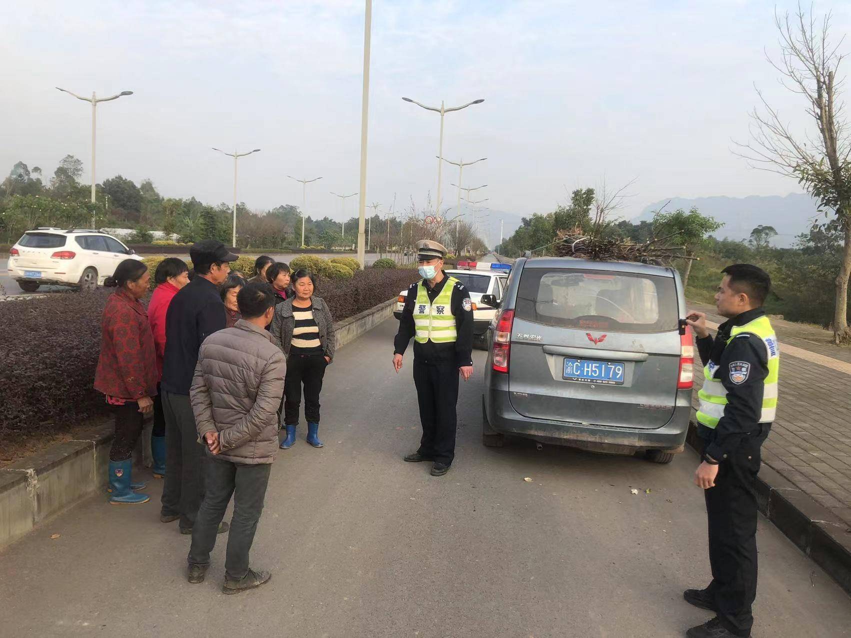 11人 塞 进7座车 方便 没图着反被罚 张某仍 巡逻 面包车