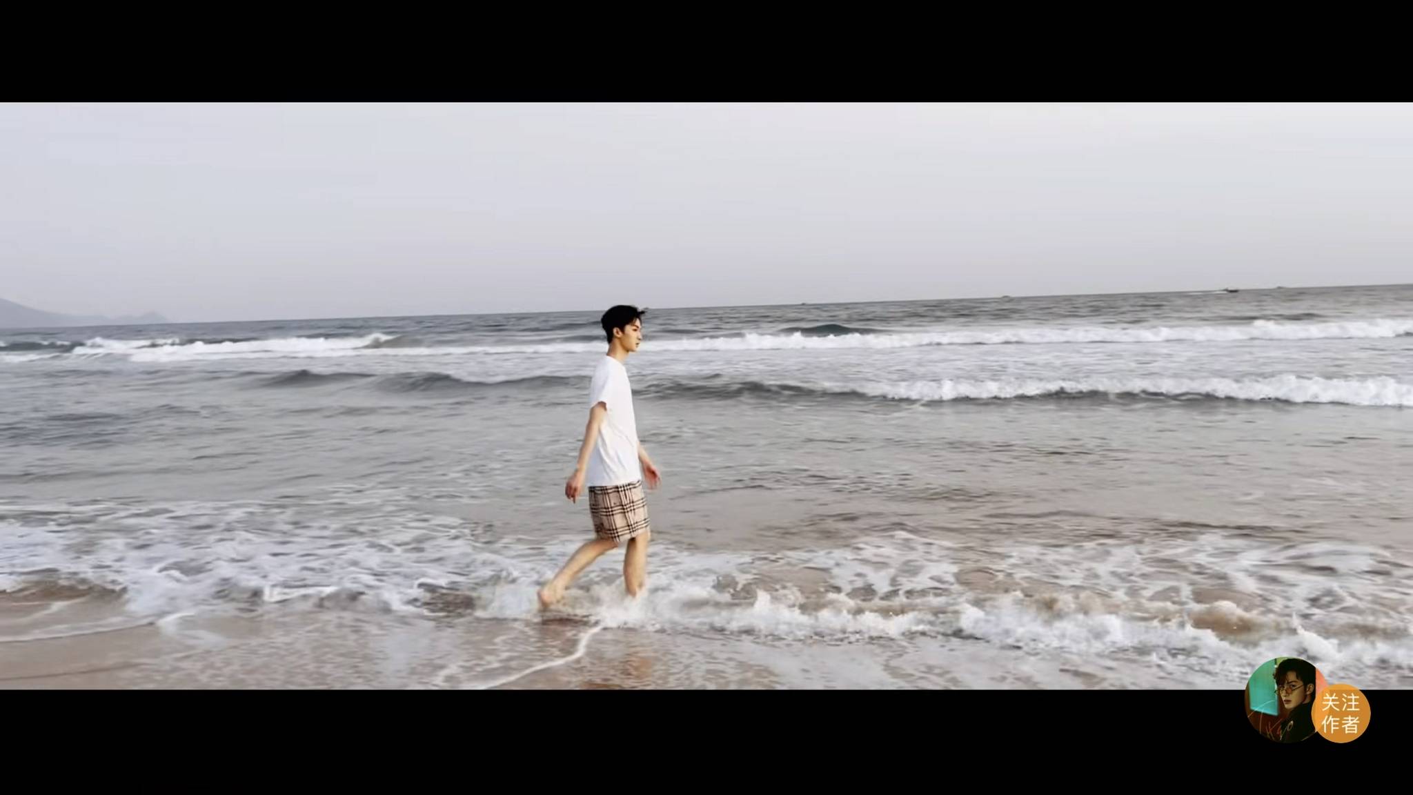 朱正廷海边vlog白色t恤格子短裤阳光少年一枚