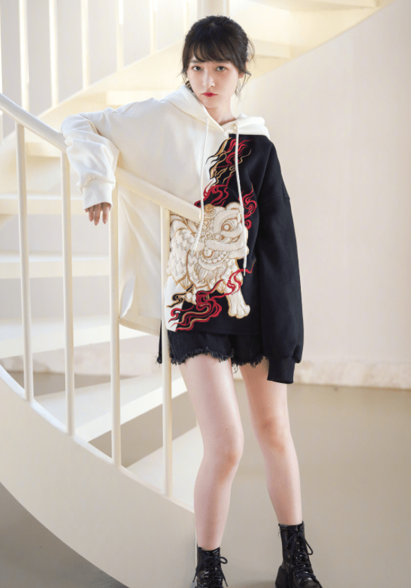 徐娇的身材也十分出众,她双腿又细又直皮肤白嫩,再加上她穿的是宽松