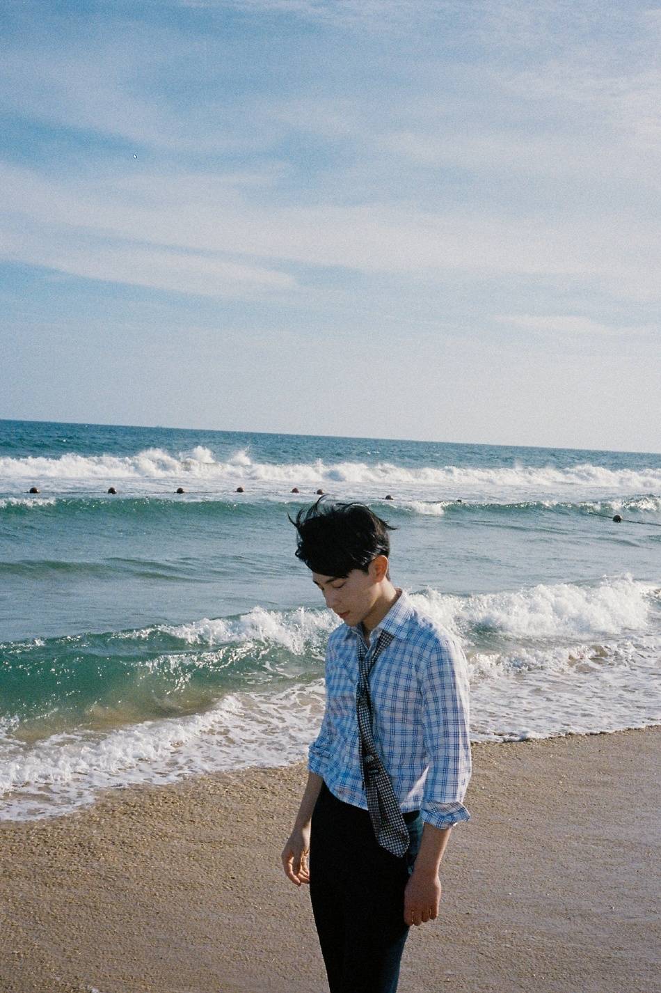 邓伦海岸胶片风写真释出 怼脸拍帅气满分_伦站_海风_造型