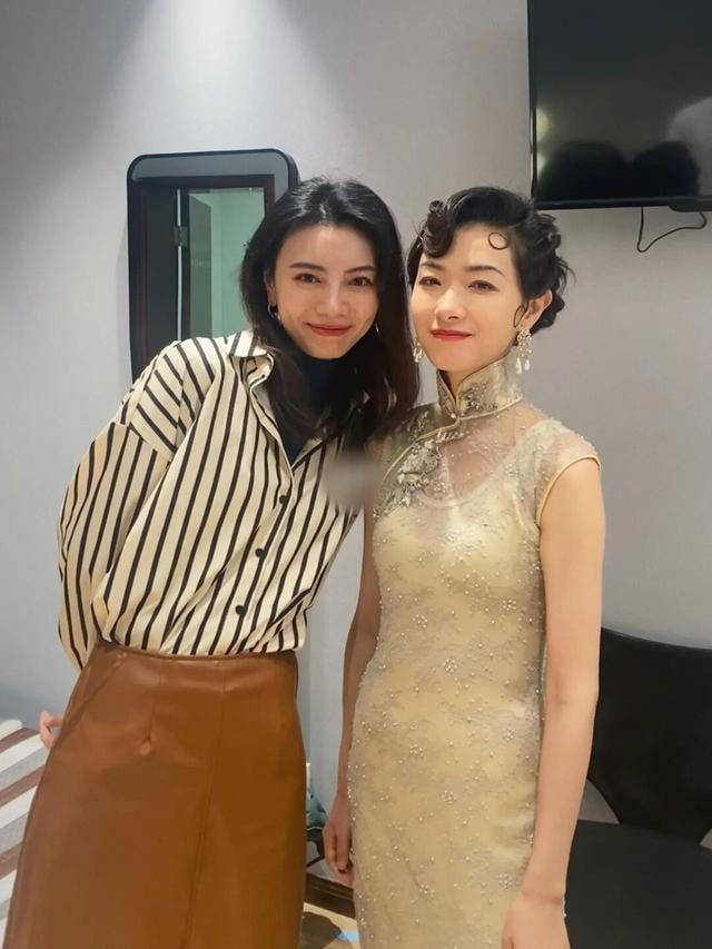 万茜穿旗袍后台合影气质高雅但腹部赘肉泛滥还没素人漂亮