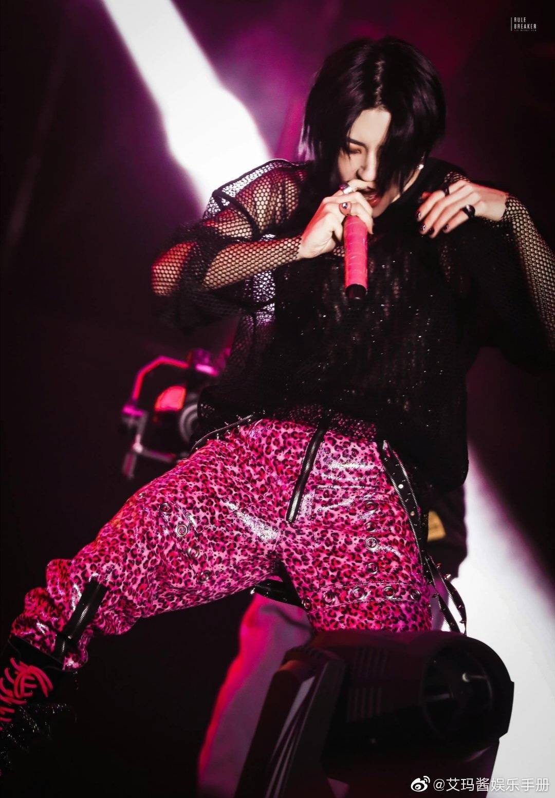 小鬼王琳凯今晚舞台造型渔网上衣粉色豹纹裤烟熏妆