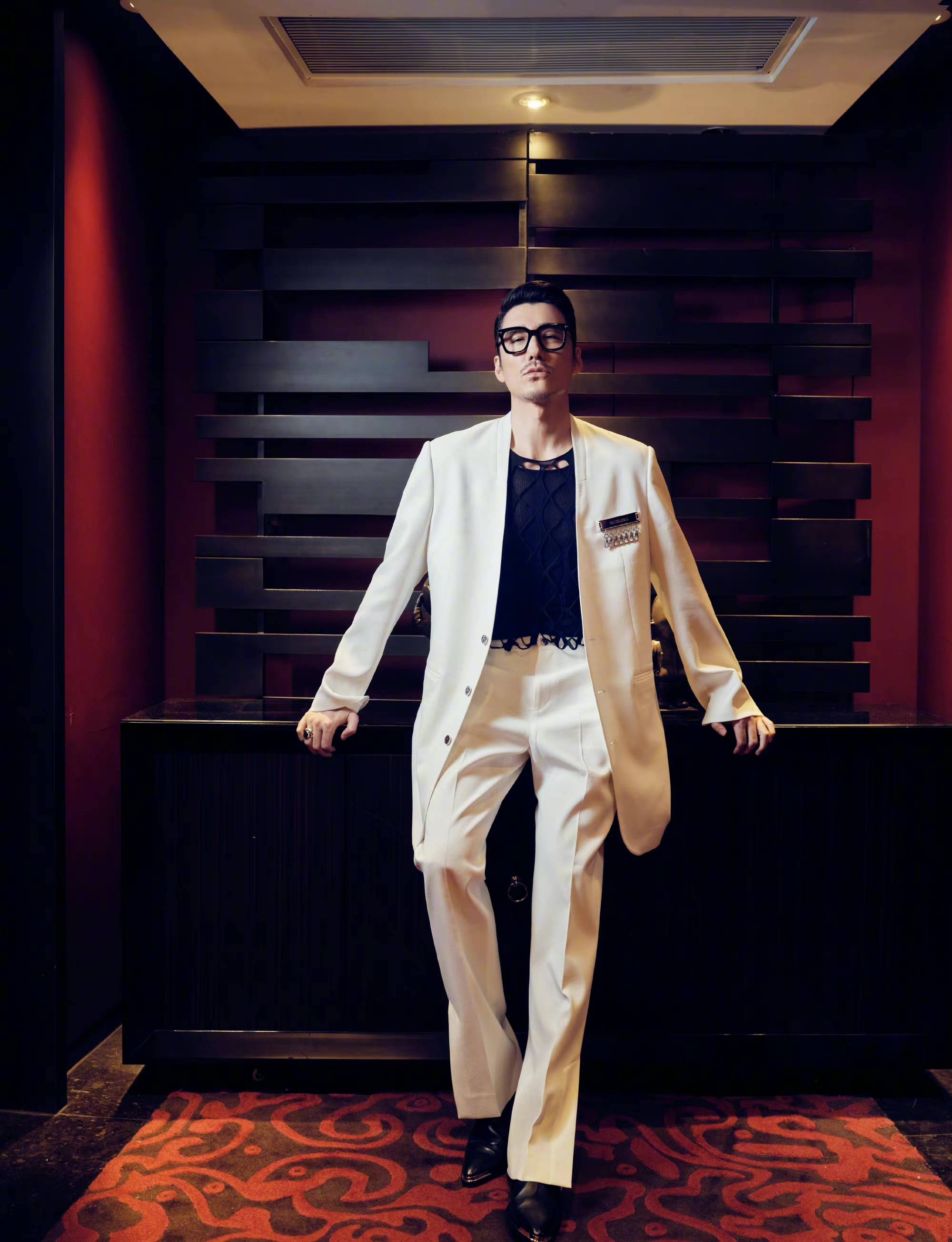 50岁胡兵走秀状态佳,喜欢孩子却始终未婚,公开表示遗憾错过瞿颖