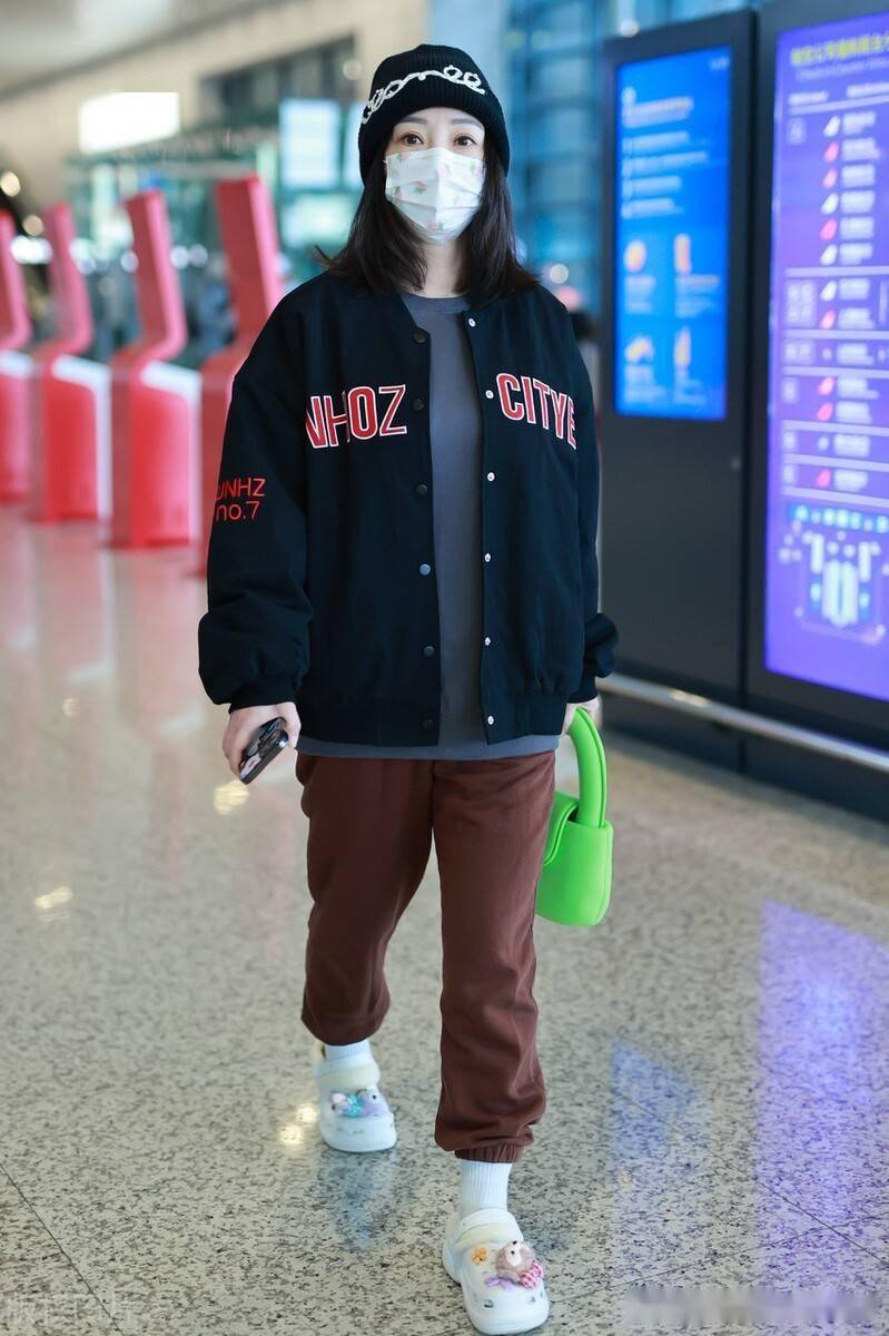 街拍:柳岩戴黑色棒球帽打扮青春靓丽,对镜头招手超可爱_机场_柳岩