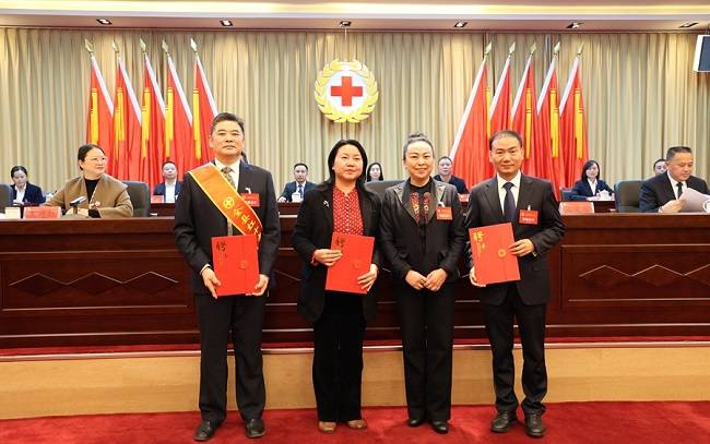 聘请县委书记姜志强,县委副书记,县长袁迎凯为我县红十字会名誉会长