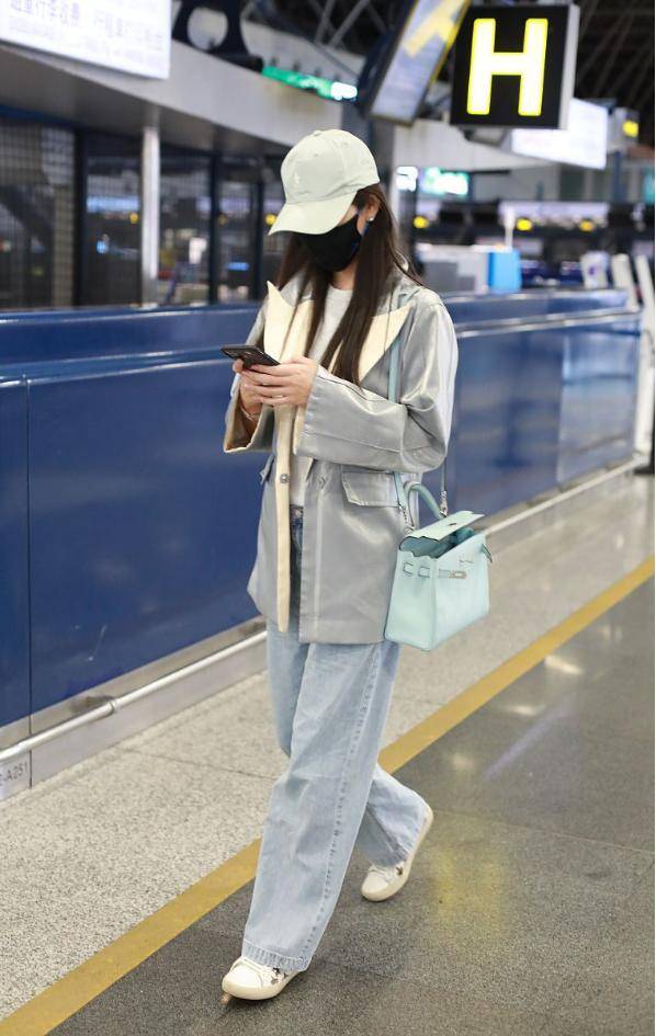 赵韩樱子穿得可真清凉,慵懒的造型很有魅力,感觉真挺瘦的