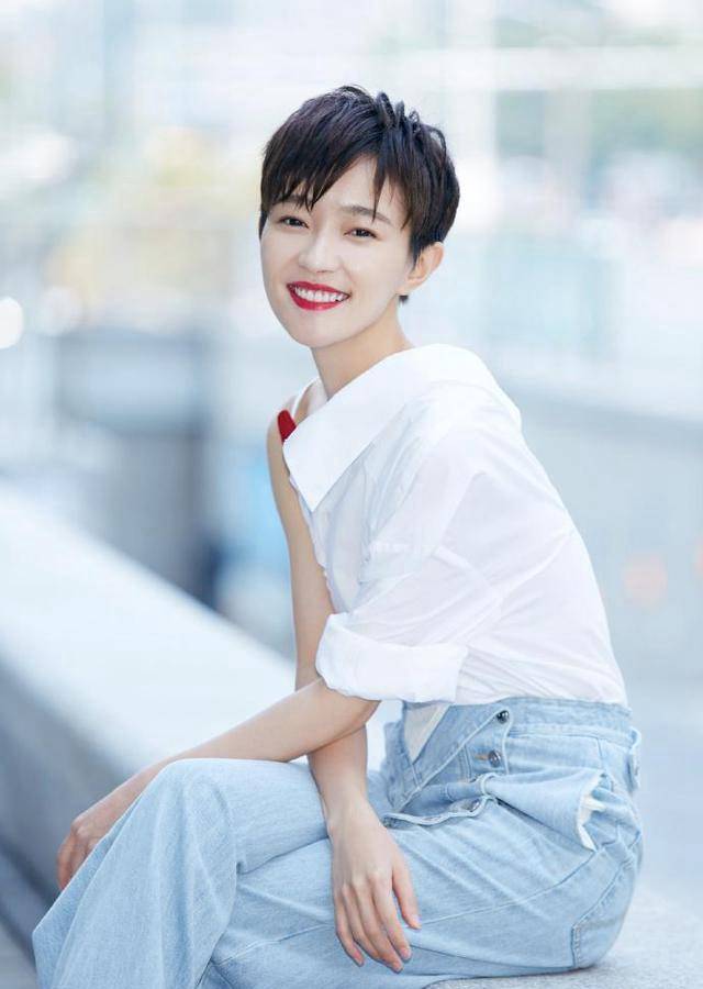 焦俊艳又换新发型帅气短发出席活动一身简约黑白装酷劲十足