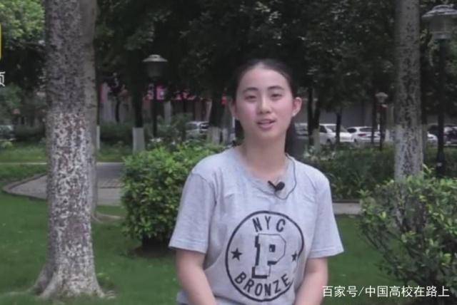 李汝佳,以652分,全省前40名的高考优异成绩考进北大的追星女孩,坦言了
