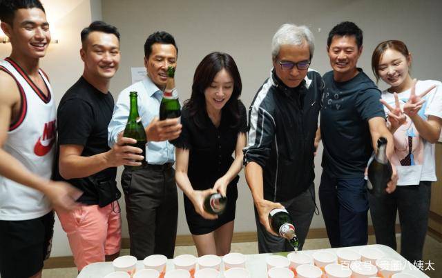 只见她站在c位,和主演甄子丹以及导演陈木胜等人一起倒香槟酒,看得出