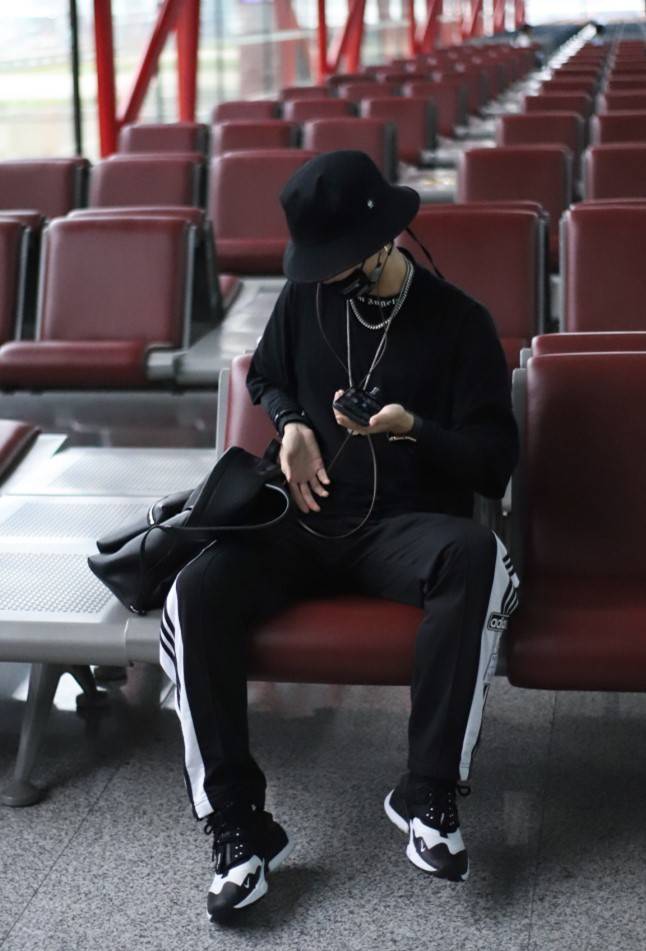 郭子凡机场穿阿迪裤配运动鞋,潮范十足长腿优越_黑色_季洋洋_男生