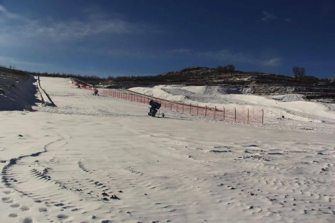 六盘山滑雪场图片