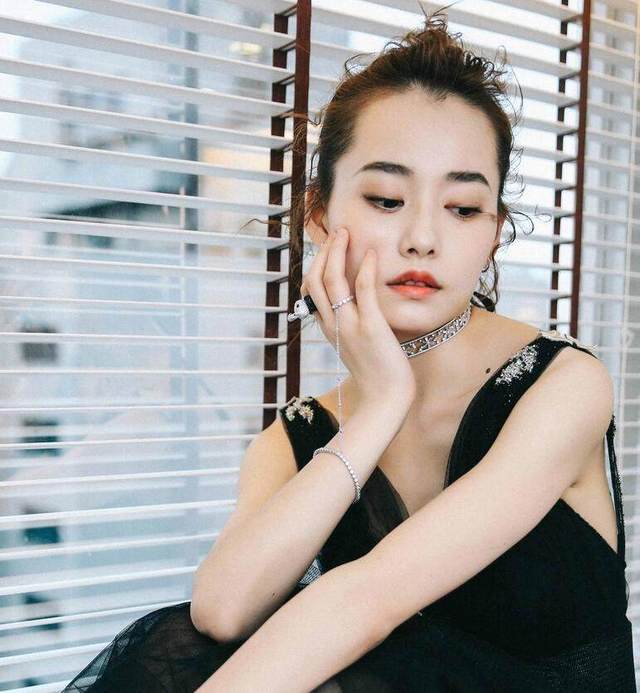 演员柴碧云,红唇黑裙,宛如黑天鹅一般_气质_散发出_腰身