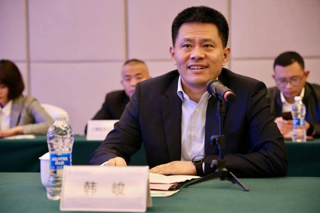 韩峻在签约仪式上指出,在"碳达峰碳中和"背景下,六横积极贯彻落实市