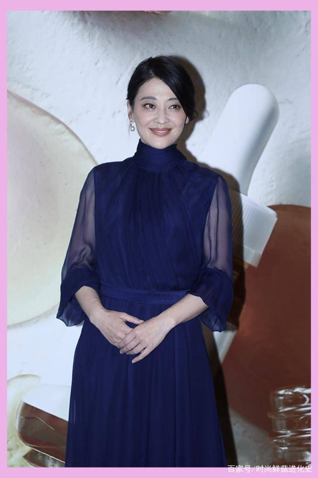 梅婷穿长裙真优雅未修图皱纹明显这才是44岁女人该有的状态