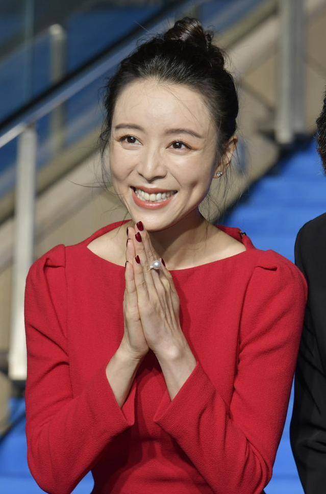 张静初穿红色长裙出席活动生图暴露真实颜值一笑五官都走样