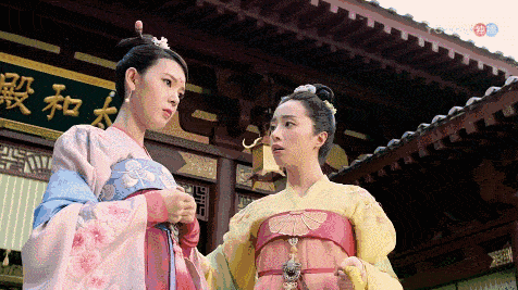 观众们不禁想到《三生三世十里桃花》中迪丽热巴扮演的凤九