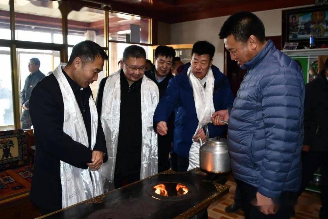 民航西北管理局党委书记,副局长熊杰一行深入玛沁县大武镇看望慰问