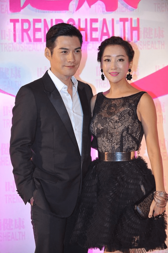 严屹宽的媳妇不仅很好看穿衣风格也高级一身裙装真显身材