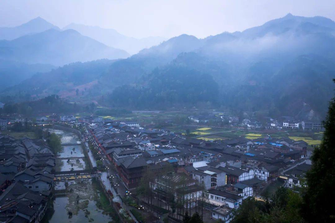 魏辅唐|中国最神奇古镇，一街跨三省！景色不输乌镇，却鲜为人知