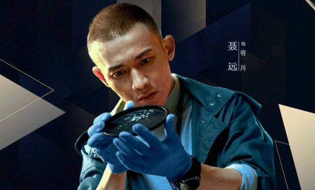 心灵法医聂远饰演实力超强的法医和刑警队配合破案超默契