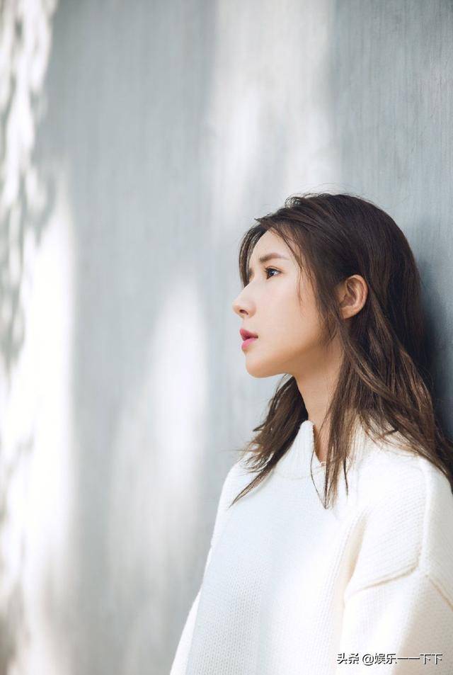 方安娜身穿连衣红裙,混搭配金色星星耳环,烈焰红唇热情似火_摩登_气质