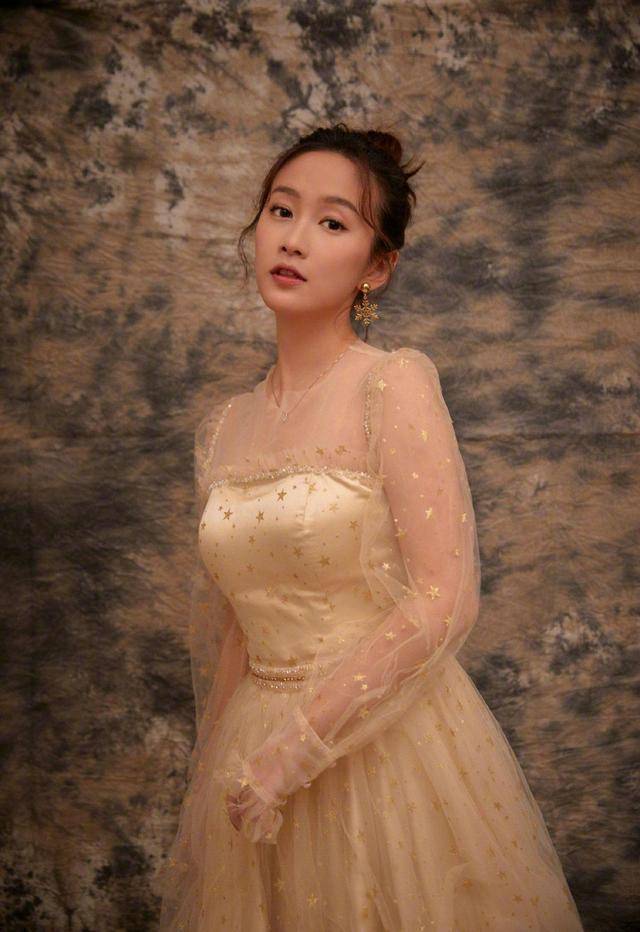 组图:刘美含宫裙照,美丽动人,笑容好可爱_牙齿_严莉莉_天鹅