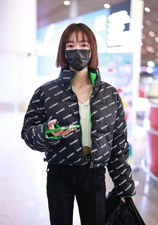 在短款的棉服下身搭配高腰裤装,自然划分出了"三七分"的身材比例,打造