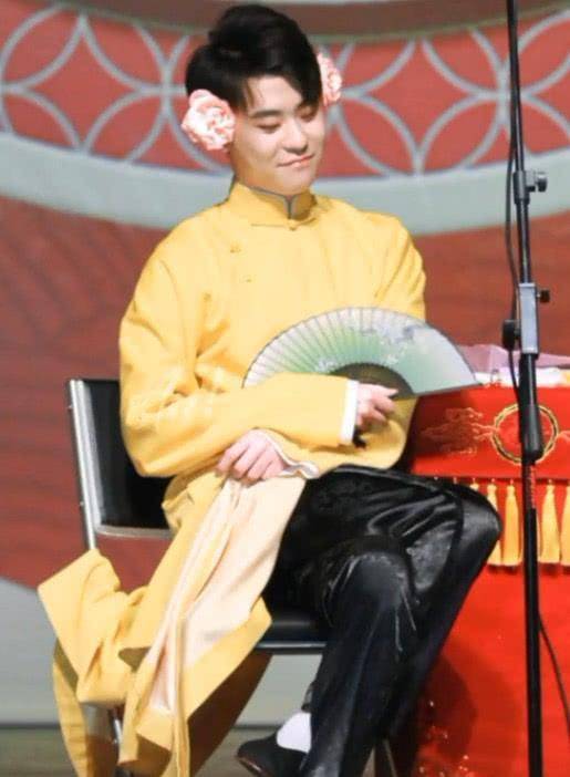 张云雷的坐姿才叫厉害,杨九郎:又开始作妖了_演出_舞台_钢板