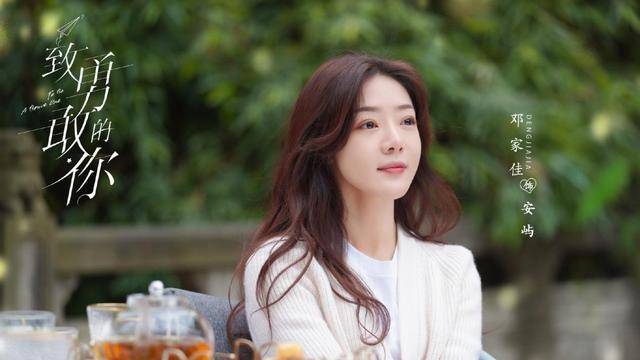 邓家佳因为出演电视剧《爱情公寓》而成名,在剧中饰演戏痴唐悠悠,是一