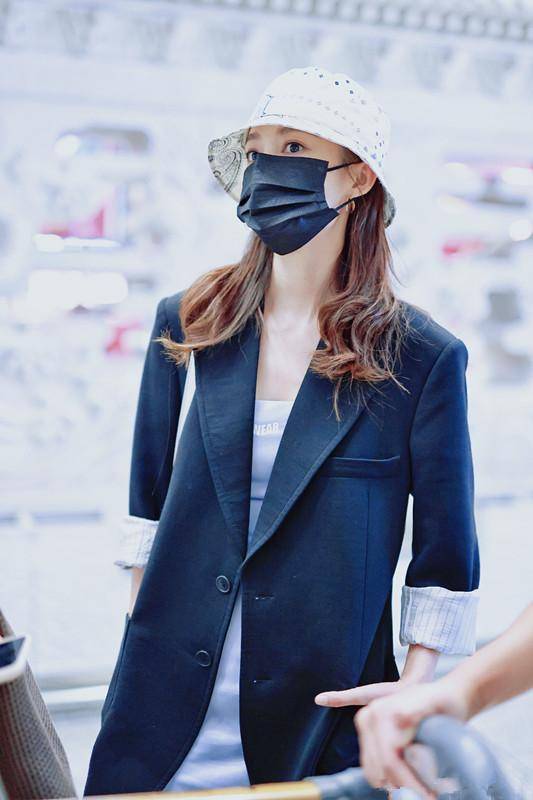 李沁也太美了穿黑色小西装内搭蓝色的裙子气质真的好