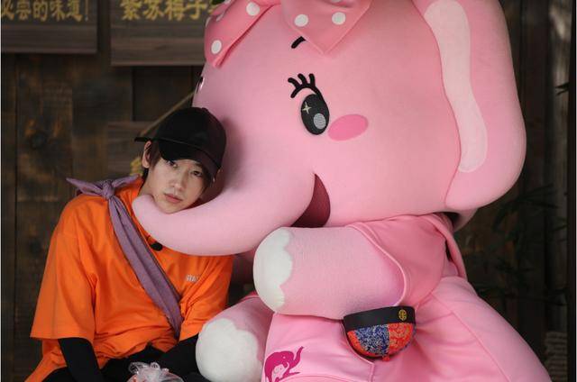 但在每周五晚7点敬请守候金鹰卡通卫视《人偶总动员》第三季,和魏巡一