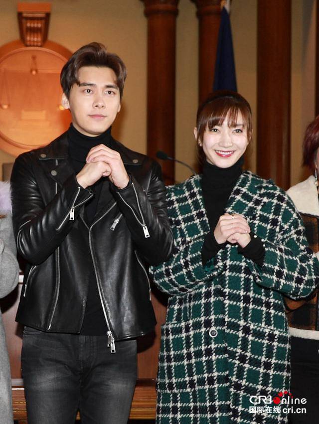 李易峰穿皮衣变包子脸 与江疏影高甜拥抱cp感爆棚_胡宇威_北京_李晨浩